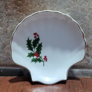 Vintage White Porcelain Seashell Candy Nut Dish Gold Trim Scalloped Edge Holly B